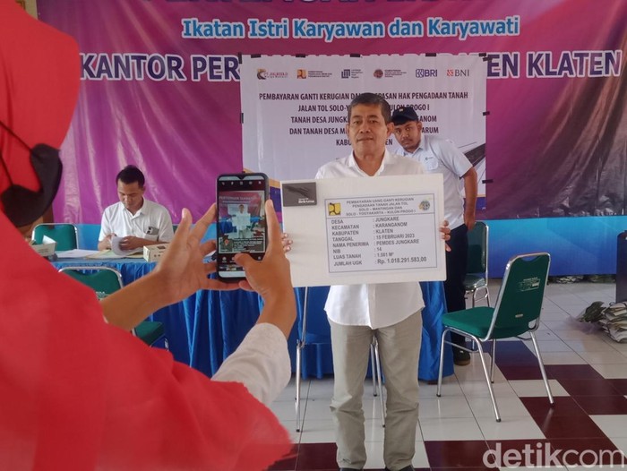 Penyerahan UGR tol Jogja-Solo untuk Desa Menden dan Jungkare, Klaten, Rabu (15/2/2023).