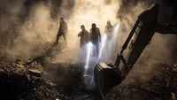Berbekal lampu senter, tim SAR juga harus menembus gelapnya malam di Kota Kahramanmaras. Muhammed Selim Korkutata/Anadolu Agency via Getty Images.