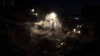 Pengerukan puing bangunan menimbulkan debu bertebaran di kawasan Kahramanmaras, Selasa (14/2/2023). Meski begitu, debu tak menghalangi tim SAR melakukan pencarian korban gempa. Muhammed Selim Korkutata/Anadolu Agency via Getty Images.