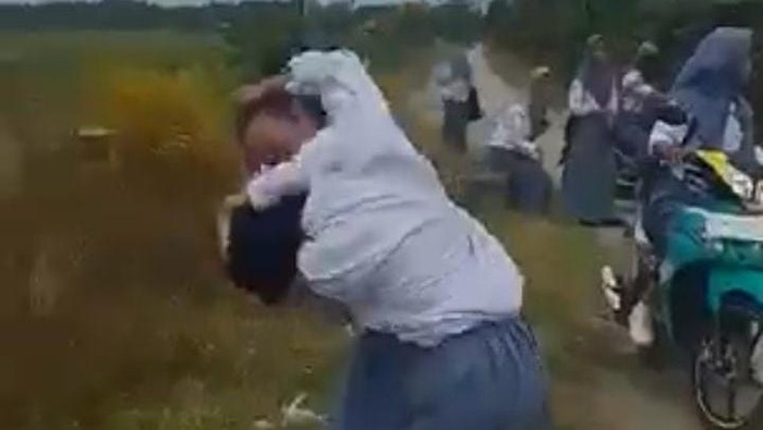 Perkelahian siswi SMA di Konawe gegara bully bau kaus kaki.