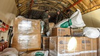Paket bantuan kemanusiaan yang disediakan oleh Arab Saudi untuk korban gempa diturunkan dari pesawat angkut Ilyushin Il-76TD di Bandara Internasional Aleppo di Suriah. Dilansir kantor berita AFP, Selasa (14/2/2023), sejumlah pesawat yang mengangkut bantuan asing telah mendarat di Suriah sejak gempa Magnitudo (M) 7,8 mengguncang Suriah dan Turki. AFP/Getty Images