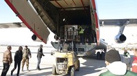 Menurut kantor berita resmi Suriah, SANA, pesawat Saudi tersebut mendarat di Bandara Internasional Aleppo dan membawa 35 ton bantuan makanan. SANA/AP Photo  