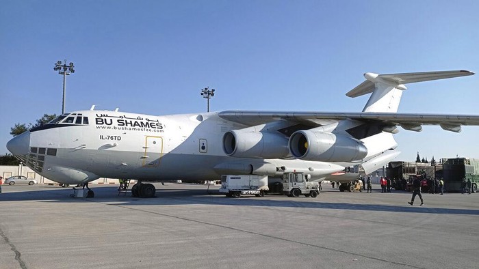 Pertama dalam Satu Dekade, Pesawat Arab Tiba di Suriah Bawa Bantuan Gempa In this photo released by the official Syrian state news agency SANA, workers unload humanitarian aid sent from Saudi Arabia for Syria following a devastating earthquake, at the airport in Aleppo, Syria, Tuesday, Feb. 14, 2023. The first Saudi plane carrying 35 tons of food aid landed in government-held Aleppo airport Tuesday morning, according to Syrian state media. Saudi Arabia, unlike most other Arab countries including the United Arab Emirates, have not rekindled ties with embattled Syrian President Bashar Assad in recent years. (SANA via AP)