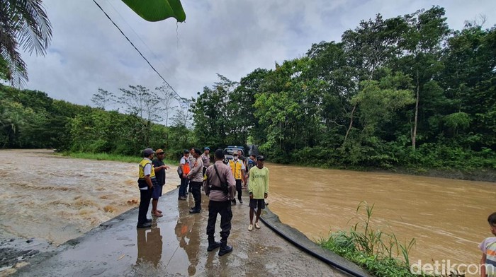 Petugas mengecek crossway yang sering terendam banjir di Kulonprogo, Rabu (15/2/2023).