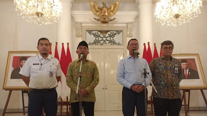 Pj Gubernur DKI Jakarta Heru Budi Hartono melaporkan data kemiskinan kepada Menteri Koordinator Pembangunan Manusia dan Kebudayaan Muhadjir Effendy (Tiara-detikcom)