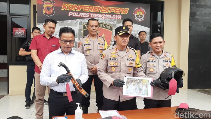 Polisi memamerkan barang bukti dari aksi pencurian juru parkir di Tasikmalaya