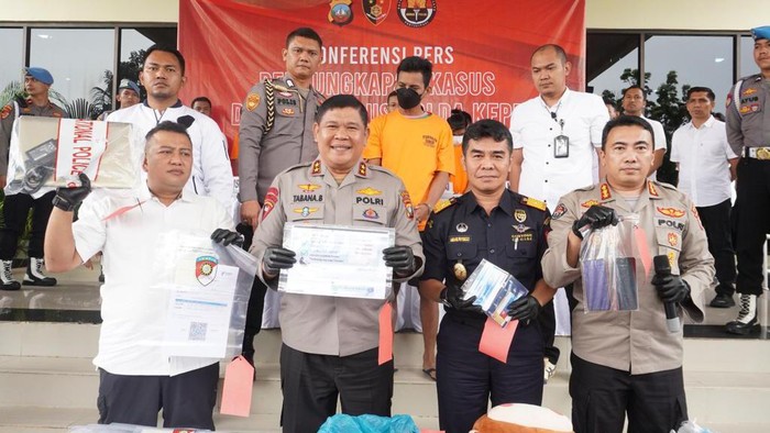 Polisi menunjukkan barang bukti yang disita dari DW pembuat sertifikat vaksin tanpa suntik.