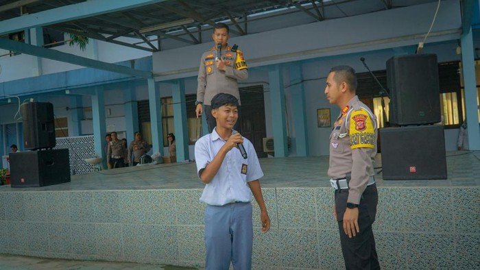 Polisi saat melakukan interaksi dengan pelajar di Karawang