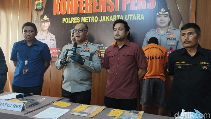 Polres Jakut merilis kasus penusukan polisi oleh anak bandar narkoba.