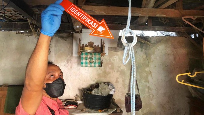 Polsek Karangasem saat melakukan olah TKP di rumah mendiang INP di Banjar Dinas Bugbug Tengahan, Desa Bugbug, Karangasem Selasa (14/2/2023). (istimewa)