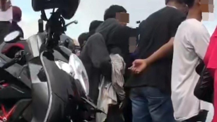 Potongan video saat pelaku melakukan pencabulan di tengah kerumunan saat nonton balap motor di Tabalong, Kalsel.
