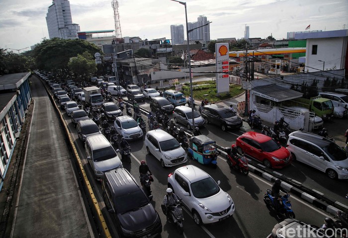 Kemacetan di DKI Jakarta menjadi hal biasa yang terjadi setiap hari kerja. Kemacetan pada jam kerja berdampak ke psikologis masyarakat dan bisa membuat stres.
