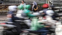 Sementara itu, Pengamat Transportasi dan Tata Kota Universitas Trisakti, Yayat Supriatna mengatakan hampir rata-rata orang Jakarta stres karena macet. Pasalnya mereka menghabiskan waktu di perjalanan lebih lama.