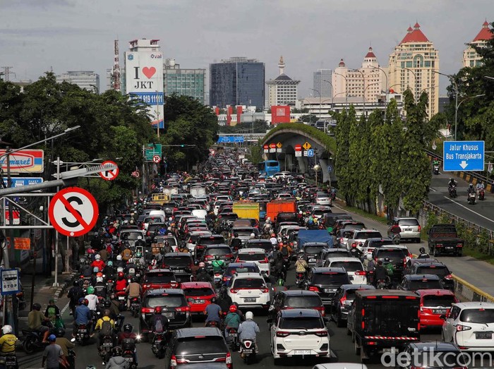 Kemacetan di DKI Jakarta menjadi hal biasa yang terjadi setiap hari kerja. Kemacetan pada jam kerja berdampak ke psikologis masyarakat dan bisa membuat stres.