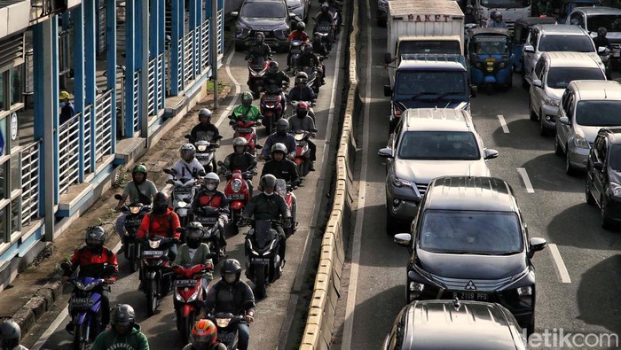 Kemacetan di DKI Jakarta menjadi hal biasa yang terjadi setiap hari kerja. Kemacetan pada jam kerja berdampak ke psikologis masyarakat dan bisa membuat stres.