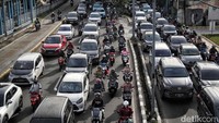 Ratusan kendaraan terjebak macet di Jalan Letjen Suprapto, Jakarta Pusat, Selasa (15/2/2023) di jam berangkat dan pulang kerja.