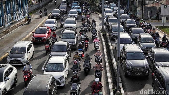 Kemacetan di DKI Jakarta menjadi hal biasa yang terjadi setiap hari kerja. Kemacetan pada jam kerja berdampak ke psikologis masyarakat dan bisa membuat stres.