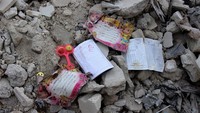 Bangunan runtuh itu mengubur buku sekolah hingga sertifikat milik korban setelah gempa mengguncang Turki dan Suriah Senin (6/2) pekan lalu. Gempa itu menelan banyak korban jiwa. Korban tewas dilaporkan lebih dari 41.000 jiwa termasuk anak-anak.
