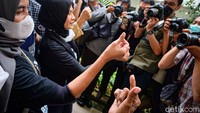 Tidak semua pendukungnya bisa memasuki ruang sidang. Ada pula yang menunggu di luar.