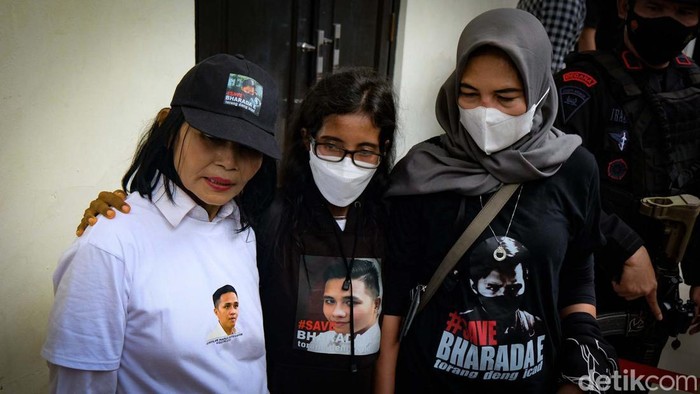 Potret Riuh Fans Richard Eliezer di Ruang Sidang Fans Richard Eliezer memenuhi ruang sidang di PN Jaksel. Mereka memberikan dukungan untuk Eliezer yang bakal divonis dalam kasus pembunuhan Yosua Hutabarat (Brigadir J).