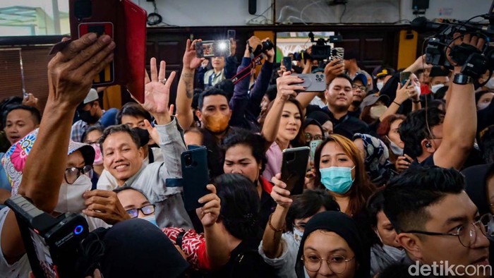Potret Riuh Fans Richard Eliezer di Ruang Sidang Fans Richard Eliezer memenuhi ruang sidang di PN Jaksel. Mereka memberikan dukungan untuk Eliezer yang bakal divonis dalam kasus pembunuhan Yosua Hutabarat (Brigadir J).