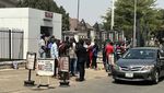 Potret Warga Nigeria Nginap di Bank Demi Tarik Uang Kertas