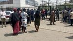 Potret Warga Nigeria Nginap di Bank Demi Tarik Uang Kertas