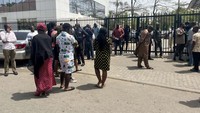 Orang Nigeria memang sudah terbiasa dengan antrean dan kelangkaan bahan bakar. Hal ini menyebabkan antrean panjang mobil di pom bensin. Namun antrean uang kertas ini membuat orang frustasi, kebingungan dan marah. Kondisi ini terjadi saat negara sedang bersiap untuk pemilihan presiden pada akhir bulan.
