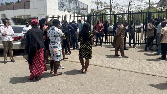 Potret Warga Nigeria Nginap di Bank Demii Tarik Uang Kertas ABUJA, NIGERIA - FEBRUARY 14: Long queues are seen at the banks due to the cash shortage, in Abuja, Nigeria on February 14, 2023. In the country, the cash shortage that started due to the fact that there is not enough in the market to replace the old banknotes that will go out of circulation for security reasons continues. Days before the presidential election to be held on February 25 in the country, there are long queues at the banks. (Photo by Adam Abu-bashal/Anadolu Agency via Getty Images)