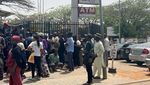 Potret Warga Nigeria Nginap di Bank Demi Tarik Uang Kertas