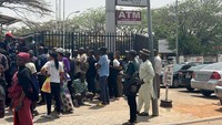 Warga Nigeria ramai-ramai tidur di halaman bank. Mereka berharap menjadi orang pertama yang bisa menarik uang kertas dari mesin ATM yang diisi pada pagi hari.