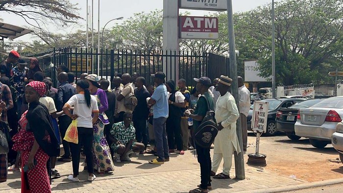ABUJA, NIGERIA - FEBRUARY 14: Long queues are seen at the banks due to the cash shortage, in Abuja, Nigeria on February 14, 2023. In the country, the cash shortage that started due to the fact that there is not enough in the market to replace the old banknotes that will go out of circulation for security reasons continues. Days before the presidential election to be held on February 25 in the country, there are long queues at the banks. (Photo by Adam Abu-bashal/Anadolu Agency via Getty Images)