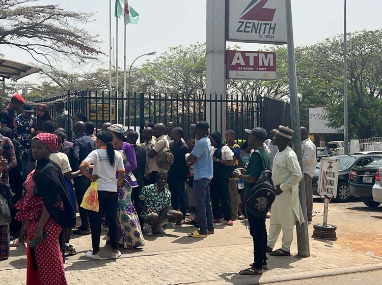 Potret Warga Nigeria Nginap di Bank Demi Tarik Uang Kertas