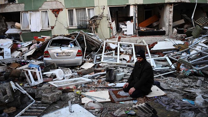 Warga Turki tetap menunaikan ibadah salat meski masjid hingga rumah ambruk akibat gempa. Salat dilakukan di sekitar reruntuhan bangunan.