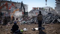 Tim SAR juga tetap melaksanakan ibadah salat di sekitar lokasi pencarian korban gempa di Gaziantep Turki. Diego Cupolo/Nur Photo via Getty Images.