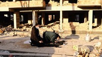 Turki merupakan salah satu negera yang mayoritas warganya beragama Islam. Meski gempa melanda, warga Turki tetap menunaikan ibadah salat. Umit Turhan Coskun/NurPhoto via Getty Images.