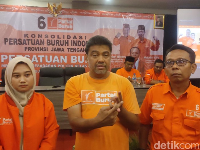 Presiden Partai Buruh Said Iqbal (tengah) saat memberikan keterangan pers di Semarang, Rabu (15/2/2023).