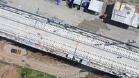 Ballastless track slab adalah landasan tempat rel bertumpu yang terbuat dari beton. Konstruksi ini adalah bentuk modern landasan rel tanpa ballast yang sesuai untuk kereta api dengan kecepatan tinggi. Dari 142,3 km panjang jalur KCJB, sekitar 60% jalur atau sepanjang 85,3 km menggunakan metode ballastless track slab karena pada jalur tersebut KCJB akan mencapai kecepatan maksimal, yaitu 350 kmh. Penggunaan ballastless track slab juga memiliki stabilitas yang lebih tinggi dengan perawatan yang lebih mudah, dibandingkan dengan bantalan rel konvensional.