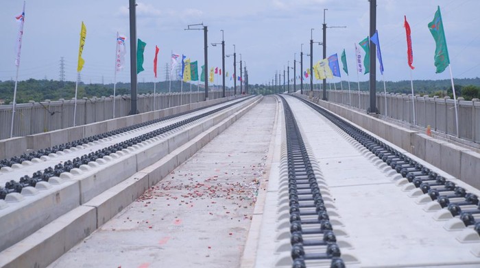 Progres Kereta Cepat Terkini: Landasan Tempat Rel Bertumpu Rampung PT Kereta Cepat Indonesia China telah memasang ballastless track slab sebanyak 30.177 unit di proyek Kereta Cepat Jakarta Bandung (KCJB).