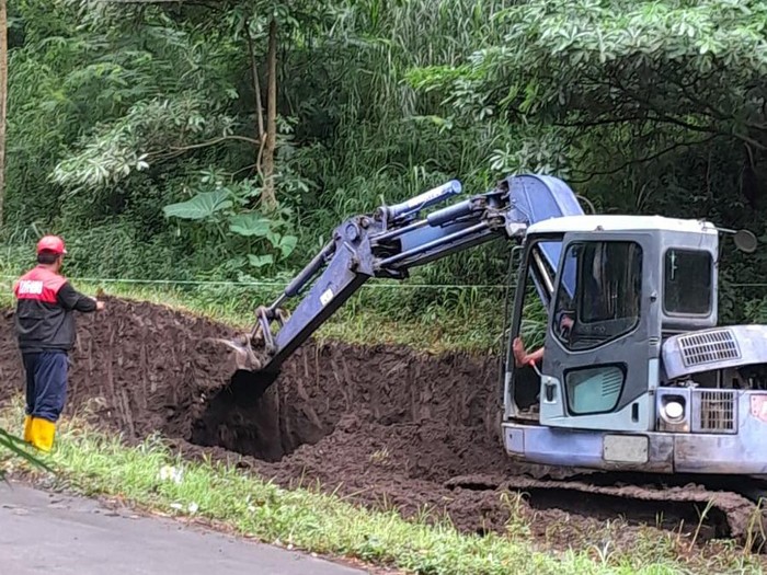 Proses pembangunan jalur penyelamat di Jalan Rajek Wesi, Songgokerto, Kota Batu.