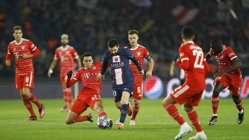 Soccer Football - Champions League - Round of 16 First Leg - Paris St Germain v Bayern Munich - Parc des Princes, Paris, France - February 14, 2023  Paris St Germains Lionel Messi in action with Bayern Munichs Jamal Musiala and Joshua Kimmich REUTERS/Christian Hartmann