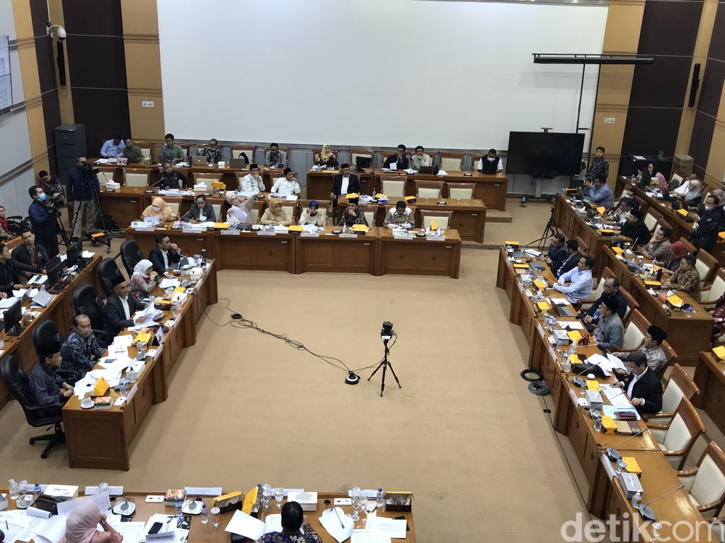 Rapat Komisi VIII DPR soal biaya ibadah haji 2023, 15 Februari 2023.  (Firda CAA/detikcom)