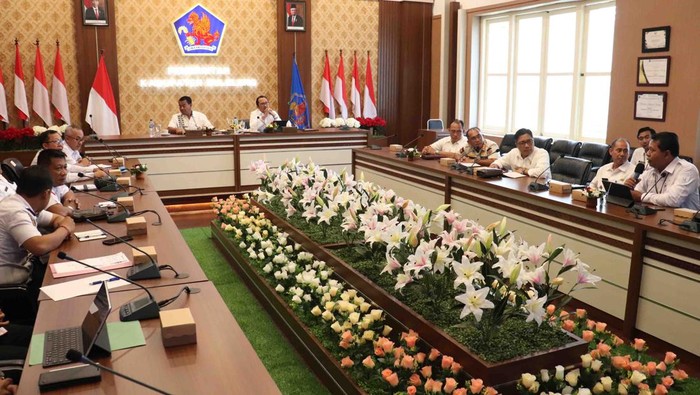 Pemkab Buleleng mulai menata Pasar Anyar di Kecamatan Buleleng, berupa perbaikan gorong-gorong, trotoar yang rusak.