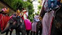 Lebih dari 70 pasangan mengikuti acara pernikahan massal di Chon Buri, Thailand pada Selasa (14/2).  