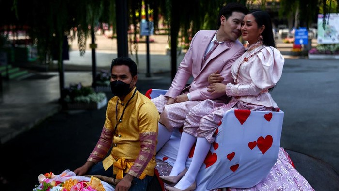 Rayakan Valentine, Puluhan Pasangan Thailand Nikah di Atas Gajah A couple receives their marriage license from an officer, during a marriage licenses signing ceremony on elephants, on Valentine's Day, at the Nong Nooch Tropical Garden in Chonburi, Thailand, February 14, 2023. REUTERS/Athit Perawongmetha