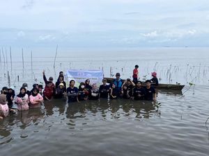 Srikandi Ganjar Sulsel Ajak Warga Tanam 500 Bibit Mangrove di Makassar