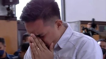 Momen Richard Eliezer menangis ketika mendengar vonis hukuman penjara 1 tahun 6 bulan. Foto: Istimewa