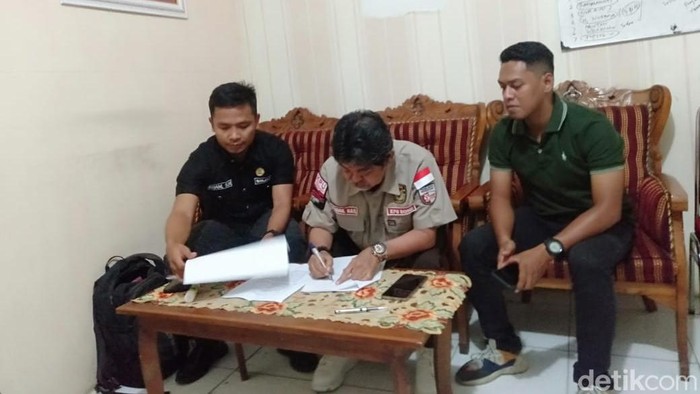 Rohzali Putra Badaruddin peserta seleksi PPK resmi mencabut laporannya di polisi terkait pencemaran nama baik dengan Ketua KPU Bone Izharul Haq.
