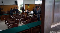Sebelumnya tengah berlangsung sidang putusan, Eliezer divonis 1,5 tahun penjara. Petugas PN Jaksel tampak membereskan kursi yang berantakan. 