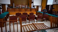 Pantauan di ruang sidang PN Jaksel, Rabu (15/2/2023), tampak kursi-kursi di ruang sidang berantakan usai para pengunjung sidang Bharada Richard Eliezer mendobrak masuk ruangan.